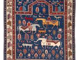 un tapis bleu et rouge orné d'un motif représentant des animaux