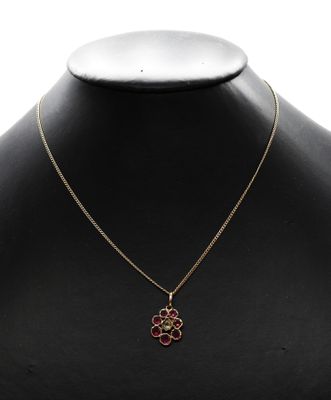 gros plan d'un collier sur un mannequin mannequin