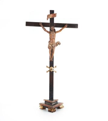 une image représentant un crucifix en bois orné d'un crâne et d'une croix