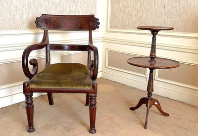 une chaise et une table d'appoint dans une pièce