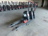 de nombreux types de chariots élévateurs alignés dans un garage