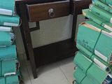 une pile de bagages posée par terre à côté d'un bureau