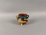 un petit vase posé sur une table