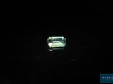une tourmaline verte posée sur un fond noir