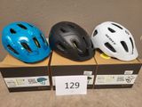 trois casques sont posés sur des cartons posés par terre