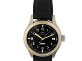 une photo d'une montre-bracelet avec un cadran noir et un bracelet en cuir noir