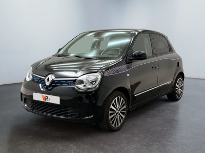 une photo d'une voiture noire garée dans une pièce