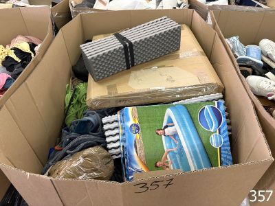 une boîte remplie de chaussures et d'autres objets