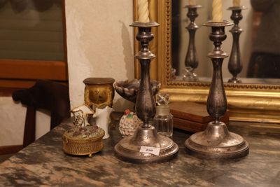 Ensemble de bibelots comprenant une paire de bougeoirs en mé… - Photo 1