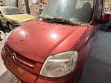 une image d'une voiture rouge garée dans un garage