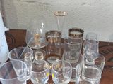plusieurs verres et un mixeur sur la table