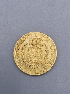 Gros plan sur une pièce d'or ornée d'une couronne