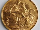 l'image d'un gros plan d'une pièce d'or sur une surface blanche