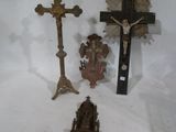 trois croix et une horloge sur une surface blanche