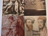 quatre livres posés sur une table blanche, sur fond blanc
