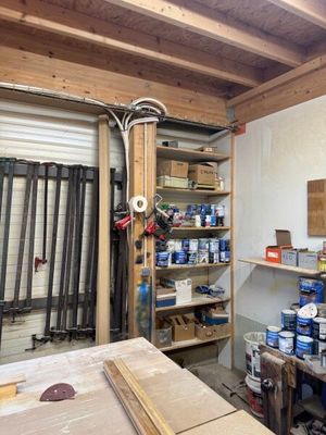 un garage où les étagères regorgent d'outils et de matériel