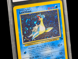 gros plan d'une carte pokemon dans un étui en plastique