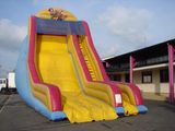 un grand toboggan aquatique gonflable installé sur un parking