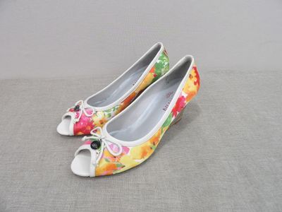 une paire de chaussures pour femme ornées de fleurs