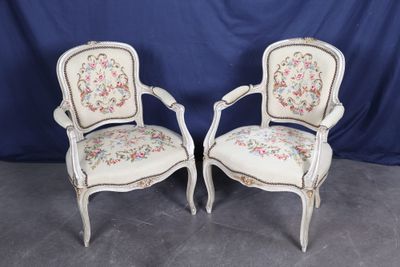 paire de chaises anciennes de style français avec des coussins rembourrés à motifs floraux