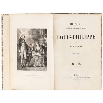 un vieux livre dans lequel figure la photo d'une famille