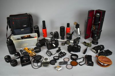 de nombreux types d'appareils photo et d'accessoires disposés sur la table