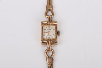 une image d'un gros plan d'une montre-bracelet sur une surface blanche