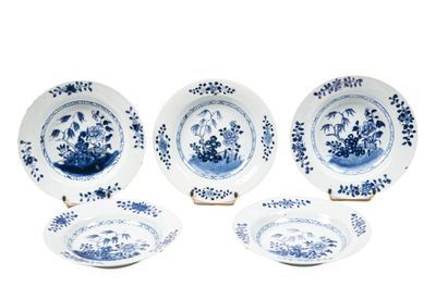 trois assiettes bleues et blanches ornées de fleurs sur fond blanc