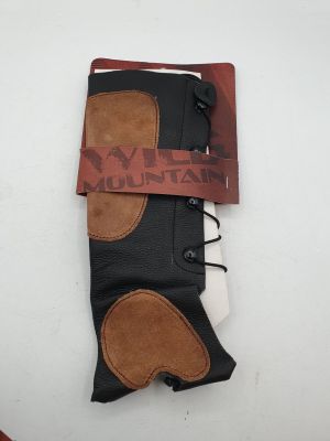 une paire de gants posée sur une table