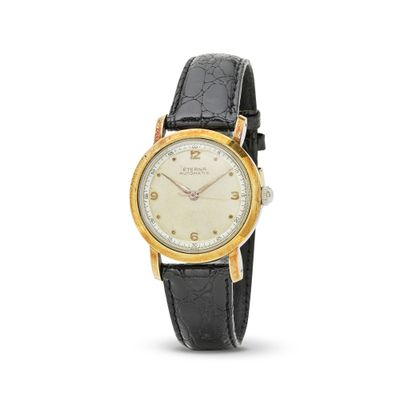 gros plan d'une montre sur une surface blanche avec un bracelet noir