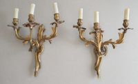 PAIRE D’APPLIQUES en bronze doré à trois bras de lumières fe…