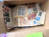 une boîte en carton remplie de timbres et de post-it