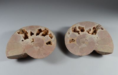 Deux pièces de marbre sculpté sont présentées sur une surface blanche