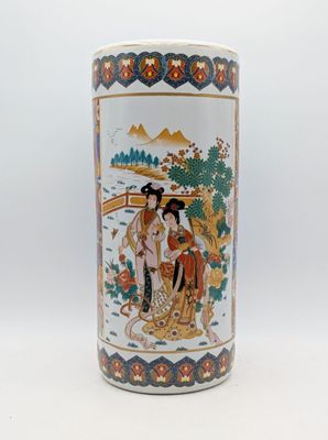 un vase sur lequel sont représentés une femme et un homme