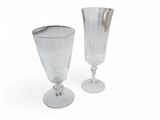deux verres à vin posés l'un à côté de l'autre sur une surface blanche
