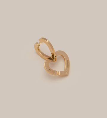 un pendentif en forme de cœur en or sur lequel est inscrit le mot « love »