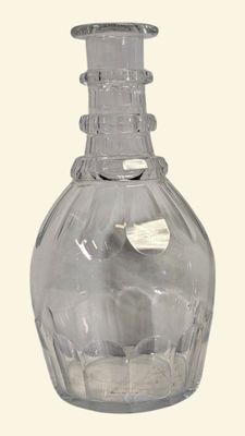 une bouteille en verre transparent contenant un peu de sable