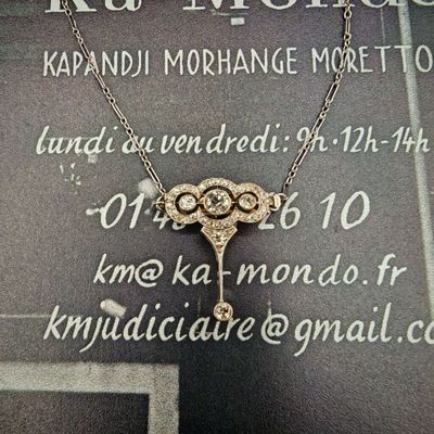 une photo d'un collier orné d'une clé