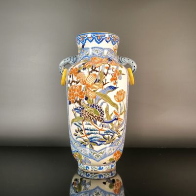 a vase that is sitting on a table with a reflection on the table