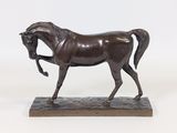 statue en bronze représentant un cheval, posée sur un socle en marbre, sur fond blanc
