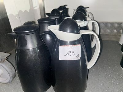 de nombreux vases noirs alignés sur le sol