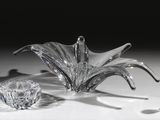 un bol en verre et un bougeoir en verre posés sur une table
