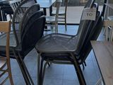 des tables et des chaises dans un restaurant avec vue sur l'océan