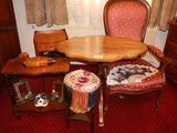 une table et des chaises dans une pièce recouverte d'un tapis rouge