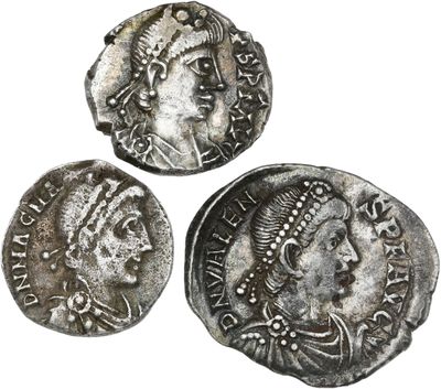 trois pièces de monnaie romaines antiques sur fond blanc