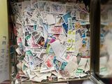 une boîte remplie de timbres posée sur une table