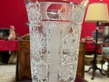 un vase en verre posé sur une table en bois