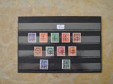 une photo d'une photo d'un mur avec des timbres dessus