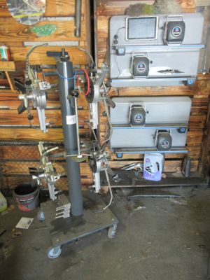 une machine qui se trouve dans un garage, près d'un mur