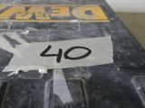 un gros plan d'une boîte sur laquelle est collé un autocollant